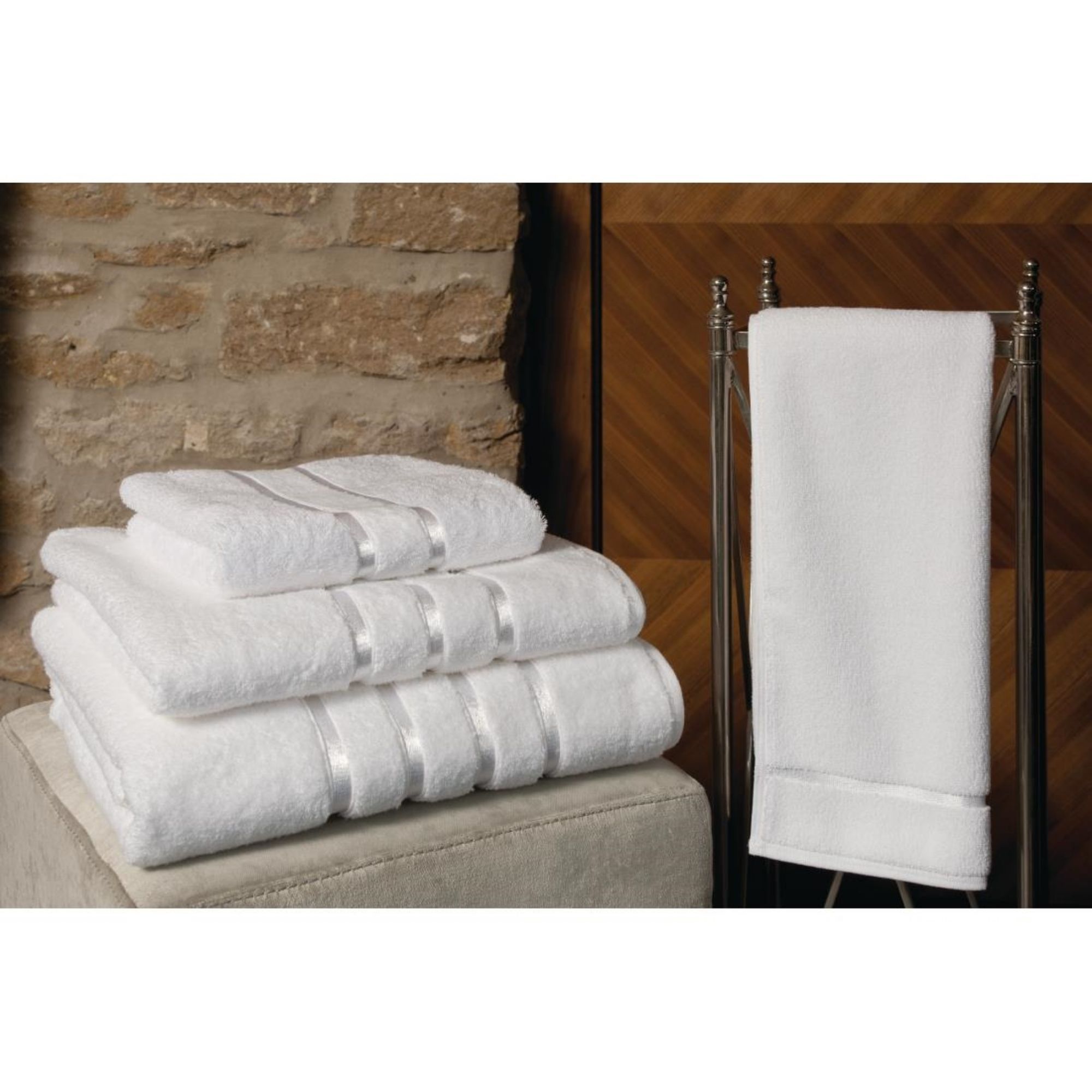 Picture of Mitre Heritage Hampton Hand Towel - GW307