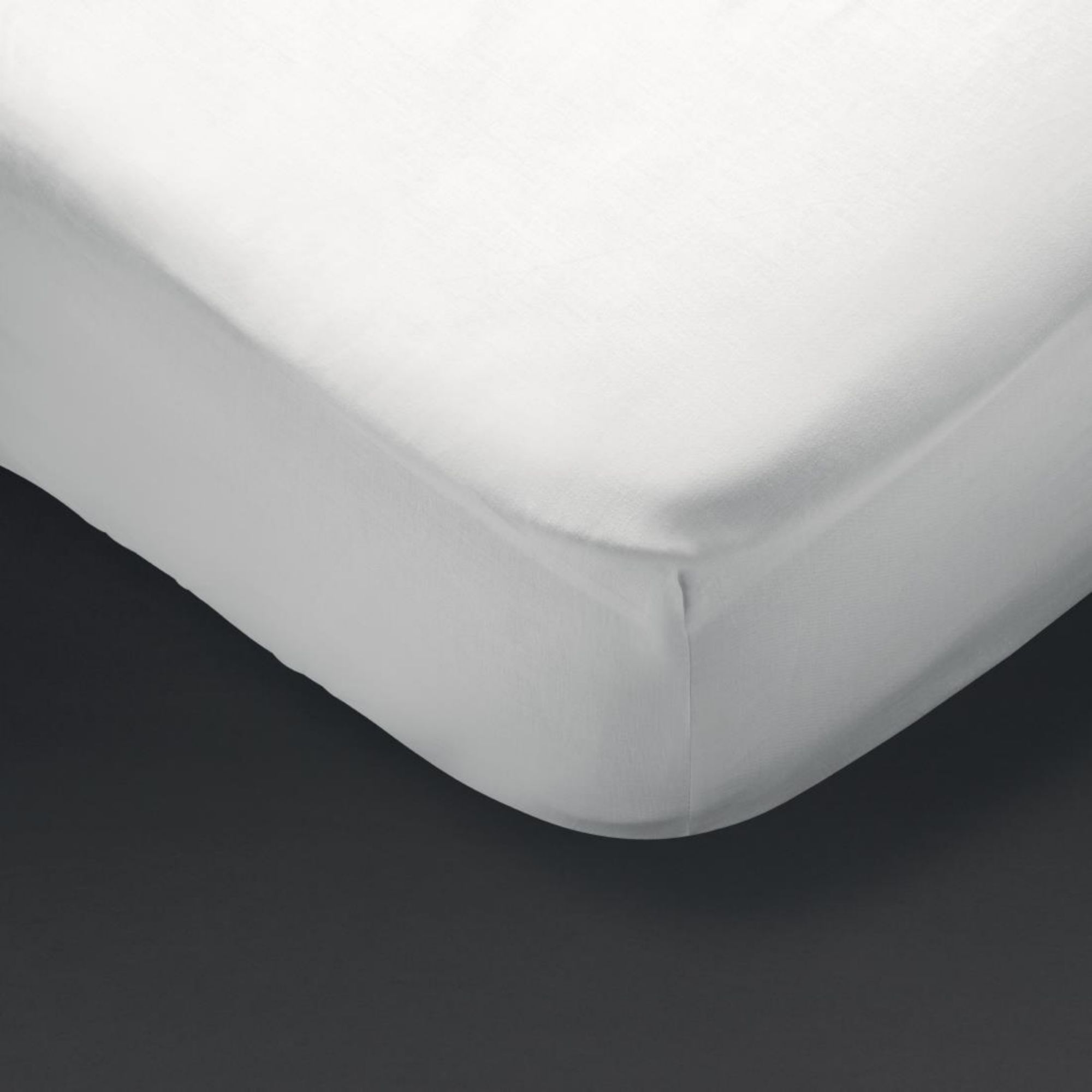 Picture of Mitre Essentials Pyramid Fitted Sheet White King Size - GT824