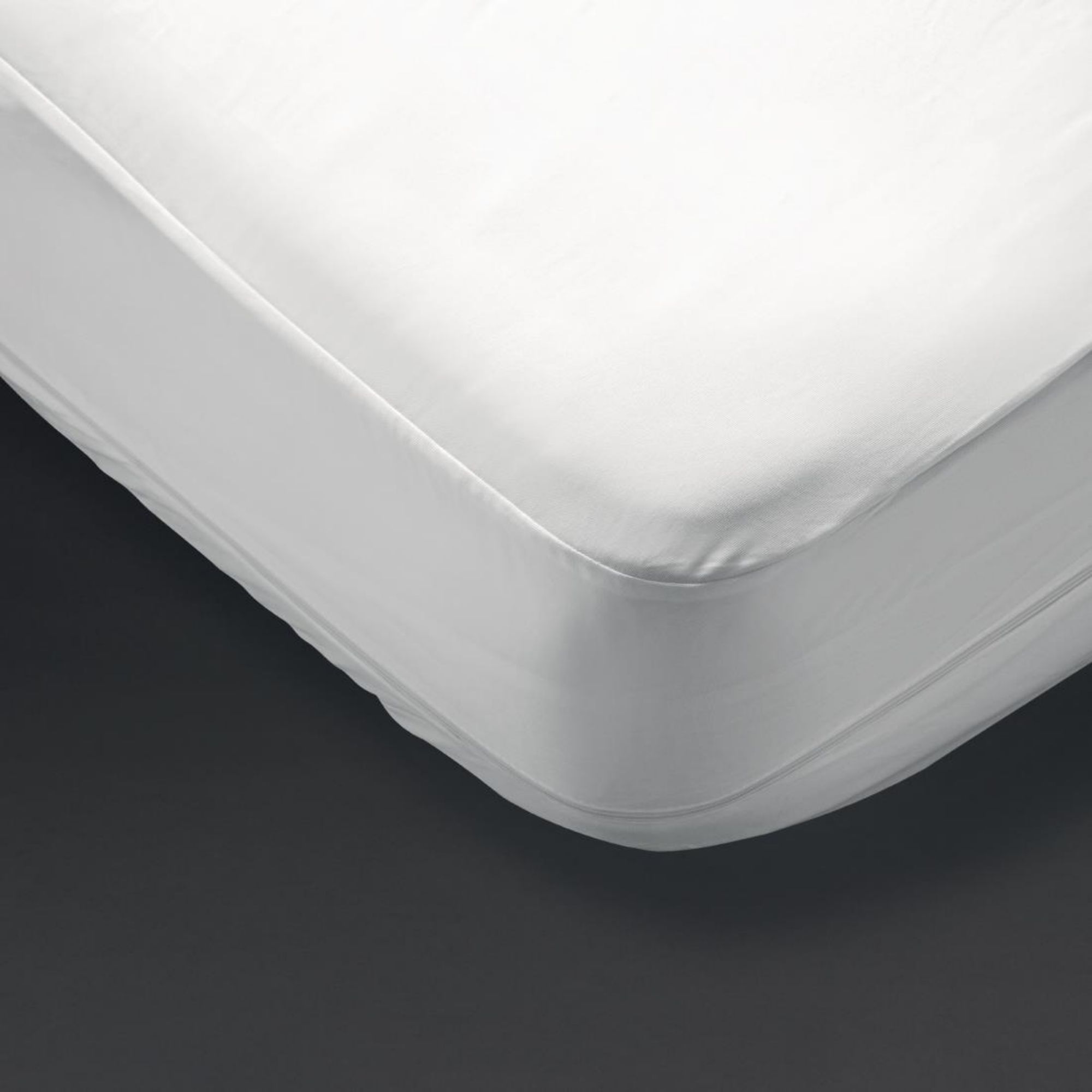 Picture of Mitre Comfort Allerzip Smooth Mattress Protector Encasement Single - GT724